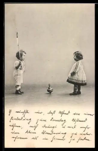 AK Zwei junge Kinder mit einem Kreisel