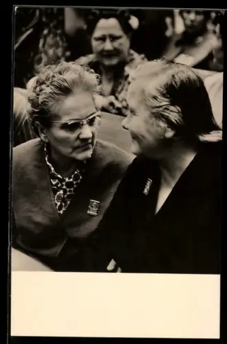 AK DDR-Propaganda, Weltkongress der Frauen in Moskau 1963, Lotte Ulbricht und Nina Chruschtschowa im Gespräch