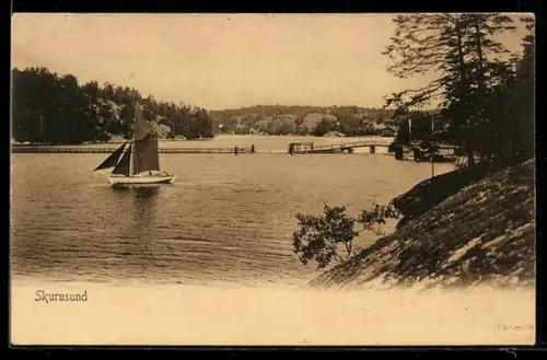 AK Skurusund, Ortspartie mit Segelboot und Steg