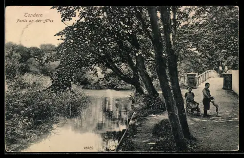 AK Tondern, spielende Kinder am Flussufer