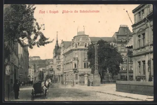 AK Aue i. Erzgeb., Blick in die Bahnhofstrasse mit Bank, Apotheke und Pferdewagen
