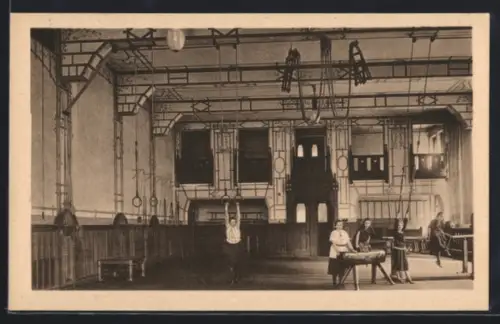 AK Berlin-Charlottenburg, Königin Luise-Schule, Städtisches Lyceum, Danckelmannstrasse 26-28, Turnhalle, Innenansicht