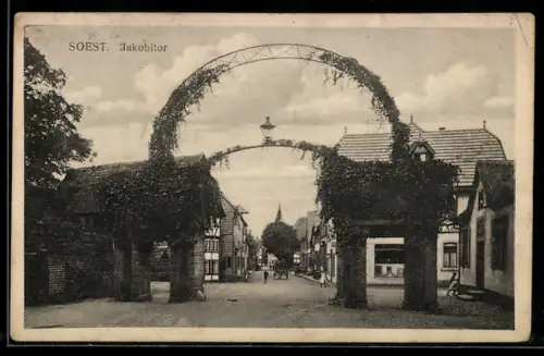 AK Soest, Jakobitor mit Strasse, Kirchturm