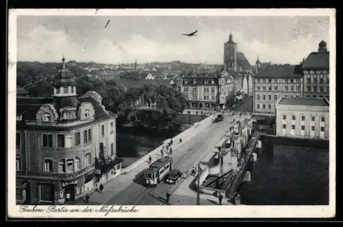 AK Guben, Neissebrücke aus der Vogelschau, Strassenbahn