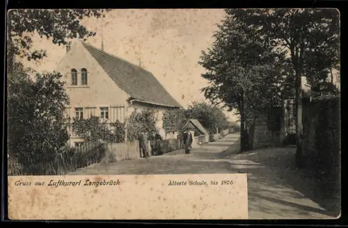 AK Langebrück, Älteste Schule bis 1875, Strassenpartie, Mauer u. Tor