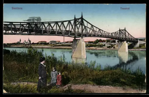 AK Szolnok, Tiszahid, Brücke mit Fluss, Frau und Kinder
