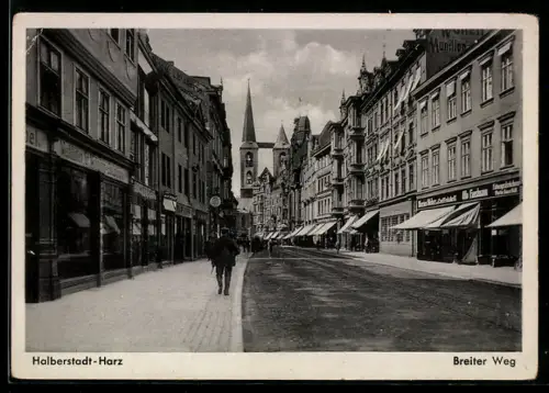 AK Halberstadt /Harz, Breiter Weg-Strasse mit Geschäften und Kirche