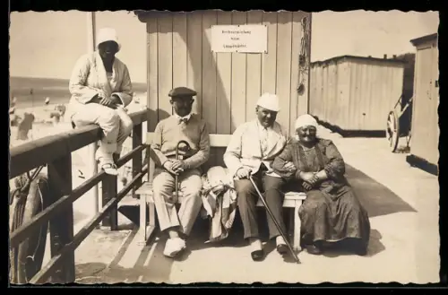 Foto-AK Wittdün /Amrum, Nordseebad, Ausflügler am Strand