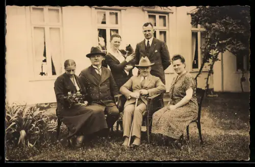 Foto-AK Wittdün /Amrum, Nordseebad, Bewohner vor dem Haus