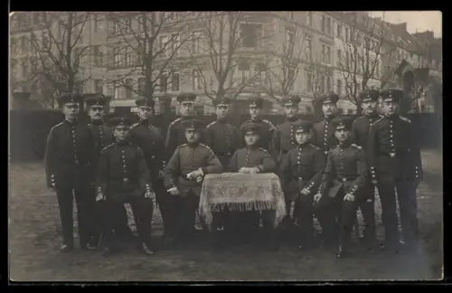 Foto-AK Köln-Neustadt, Soldaten in Uniform mit Schirmmütze