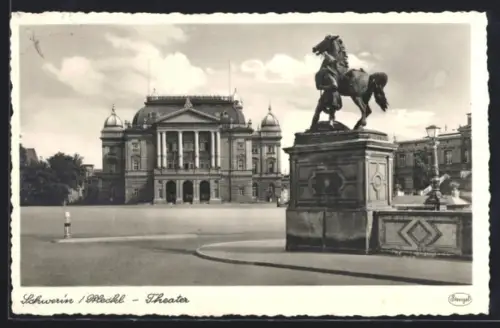 AK Schwerin /Meckl., Theater mit Denkmal