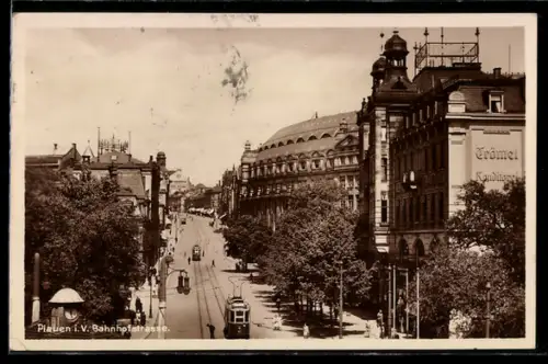 AK Plauen i. V., Bahnhofstrasse mit Konditorei Trömel u. Strassenbahn aus der Vogelschau