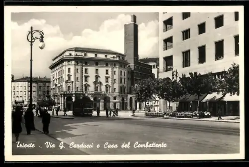 AK Trieste, Via G. Carducci e Casa del Combattente, Panorama, Strassenbahn