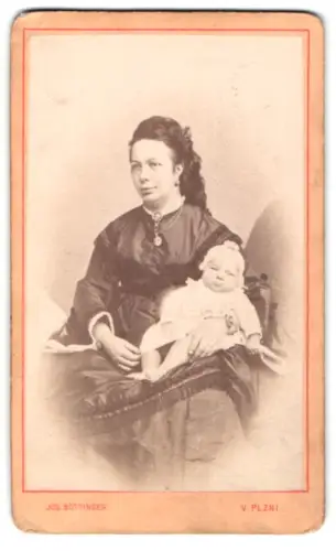 Fotografie Jos. Böttinger, Pilsen, Prager Vorstadt, Frau mit Kleinkind auf dem Schoss, Mutterglück