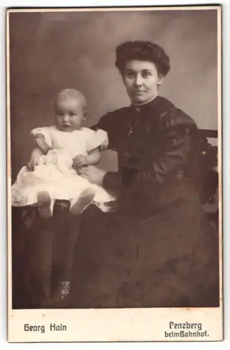 Fotografie Georg Hain, Penzberg, beim Bahnhof, Mutter mit Kind im Atelier, Mutterglück