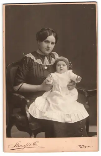 Fotografie Strauss & Co., Wien, Mariahilferstrasse 38, Mutter mit Kind auf einem Stuhl, Mutterglück