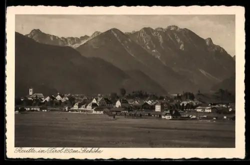 AK Reutte in Tirol, Ortsansicht mit Kirche und Alpenpanorama