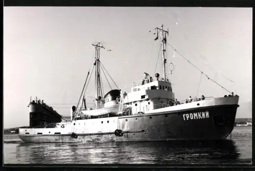 Fotografie Sowjetischer Schlepper Gromky vor Anker, im Hintergrund Schwimmdock