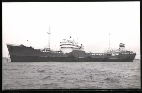 Fotografie Sowjetisches Tankschiff Grodno auf Reede vor Anker liegend