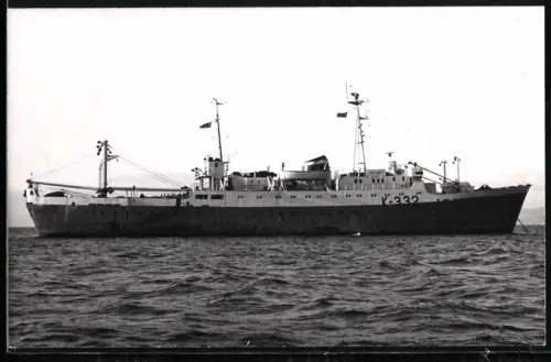 Fotografie Sowjetisches Fang- und Verarbeitungsschiff Granat aus Kaliningrad, Kennung K-332, vor Anker liegend