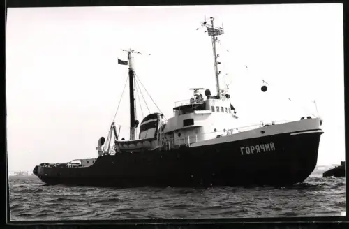 Fotografie Sowjetischer Schlepper Goriatchy mit gesetztem schwarzem Ball /vor Anker liegend