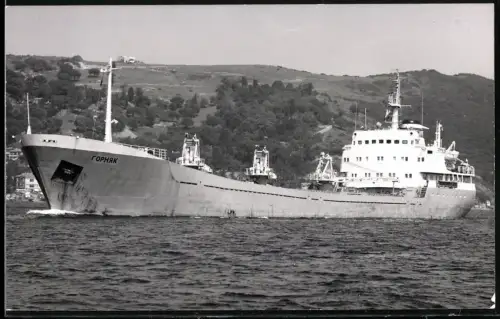 Fotografie Sowjetisches Frachtschiff Gornyak von 1970 in Fahrt vor der Küste