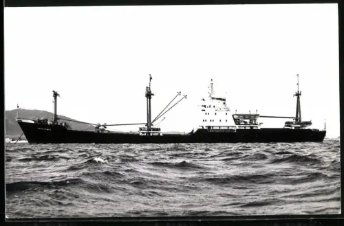 Fotografie Sowjetisches Frachtschiff Gorno-Altaysk auf Reede vor Anke liegend