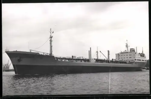 Fotografie Sowjetisches Tankschiff Gori im Schlepp im Hafengebiet