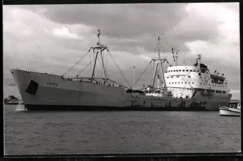 Fotografie Sowjetisches Frachtschiff Gorets, Kennung LT-3040, im Hafen beim Heben des Ankers