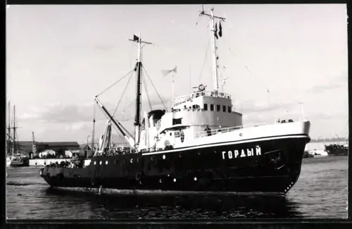 Fotografie Sowjetischer Hafenschlepper Gordy bei Verlassen des Hafens, im Hintergrund Zweimastsegler