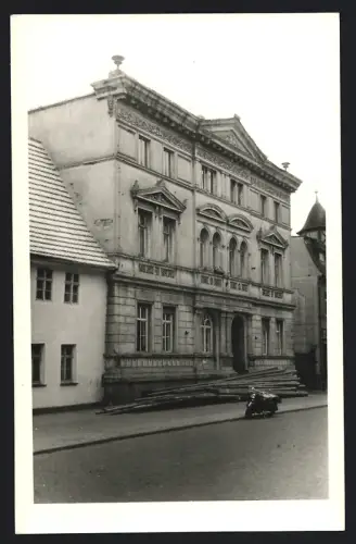 Fotografie Foto Weichold, Zörbig, Ansicht Zörbig, Imposantes Gebäude mit Motorrad