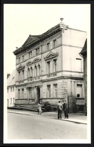 Fotografie Foto Weichold, Zörbig, Ansicht Zörbig, Stattliches Gebäude mit Passanten