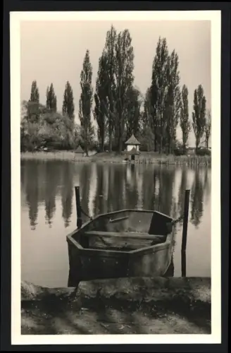Fotografie unbekannter Fotograf, Ansicht Zörbig, Boot an einem ruhigen See