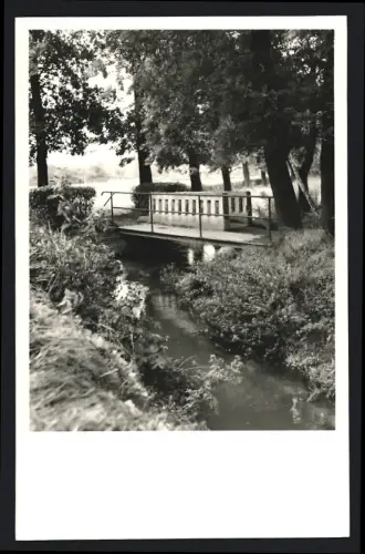 Fotografie unbekannter Fotograf, Ansicht Zörbig, Malerische Brücke über einen Bach 1963