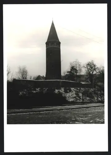 Fotografie unbekannter Fotograf, Ansicht Zörbig, Turm und Winterlandschaft 1983
