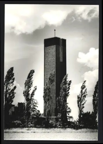 Fotografie Foto Weichold, Zörbig, Ansicht Zörbig, Imposanter Turm vor bewölktem Himmel