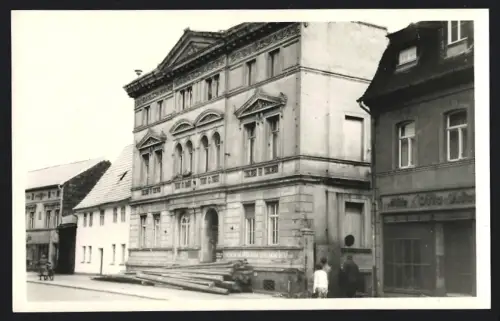 Fotografie Foto Weichold, Zörbig, Ansicht Zörbig, Prachtvolles Gebäude mit Holz vor dem Eingang