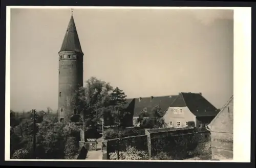 Fotografie Fotograf und Ort unbekannt, Ansicht Zörbig, Historischer Turm neben Gebäuden 1954