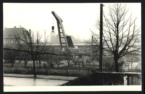 Fotografie Foto Weichold, Zörbig, Ansicht Zörbig, Industrielles Motiv mit Kran