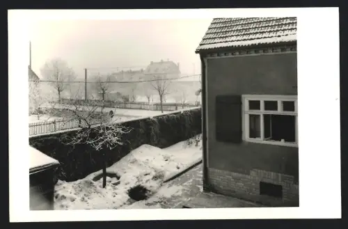 Fotografie unbekannter Fotograf, Ansicht Zörbig, Winterlandschaft mit Haus und verschneitem Garten im Februar 1963