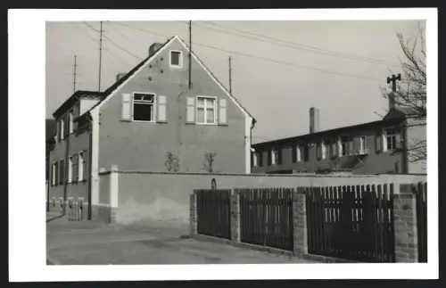 Fotografie unbekannter Fotograf, Ansicht Zörbig, Strassenszene mit Häusern und Zaun 1963