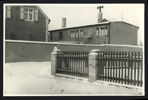 Fotografie unbekannter Fotograf, Ansicht Zörbig, Winterlandschaft mit Häusern und Zaun