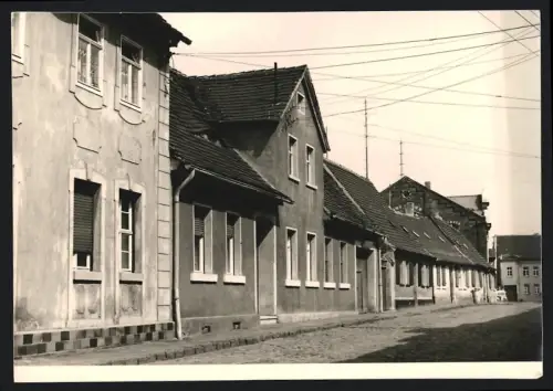 Fotografie Foto Weichold, Zörbig, Ansicht Zörbig, Lange Häuserreihe in einer ruhigen Strasse