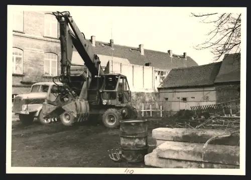 Fotografie unbekannter Fotograf, Ansicht Zörbig, Baustelle mit Bagger und LKW 1970