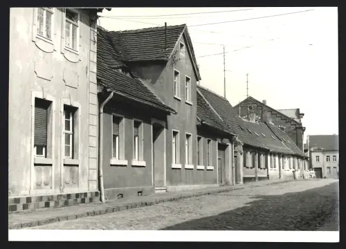 Fotografie Foto Weichold, Zörbig, Ansicht Zörbig, Strassenpartie mit Wohnhäusern