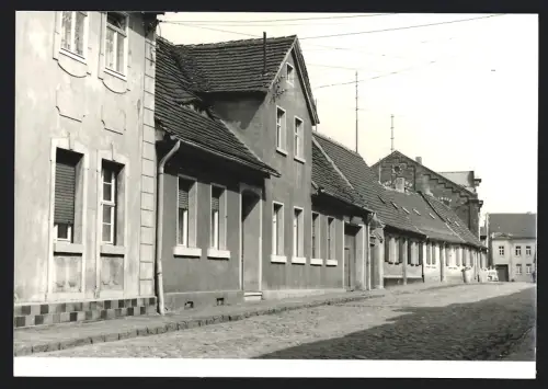 Fotografie Foto Weichold, Zörbig, Ansicht Zörbig, Blick in eine Strasse mit Wohnhäusern