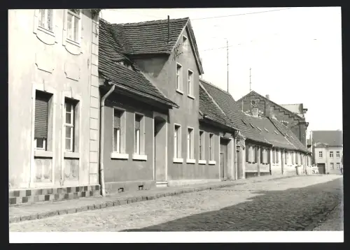 Fotografie Foto Weichold, Zörbig, Ansicht Zörbig, Strassenszene mit Wohnhäusern