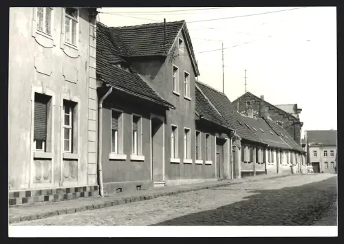 Fotografie Foto Weichold, Zörbig, Ansicht Zörbig, Strassenszene mit mehreren Wohnhäusern