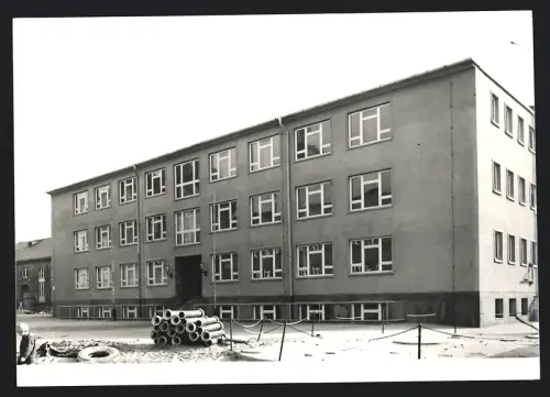 Fotografie Foto Weichold, Zörbig, Ansicht Zörbig, Mehrstöckiges Gebäudes mit Rohren vor dem Haus