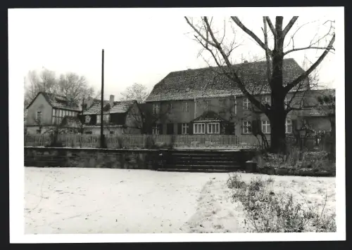 Fotografie Foto Weichold, Zörbig, Ansicht Zörbig, Winterlandschaft mit mehrstöckigem Gebäude 1983